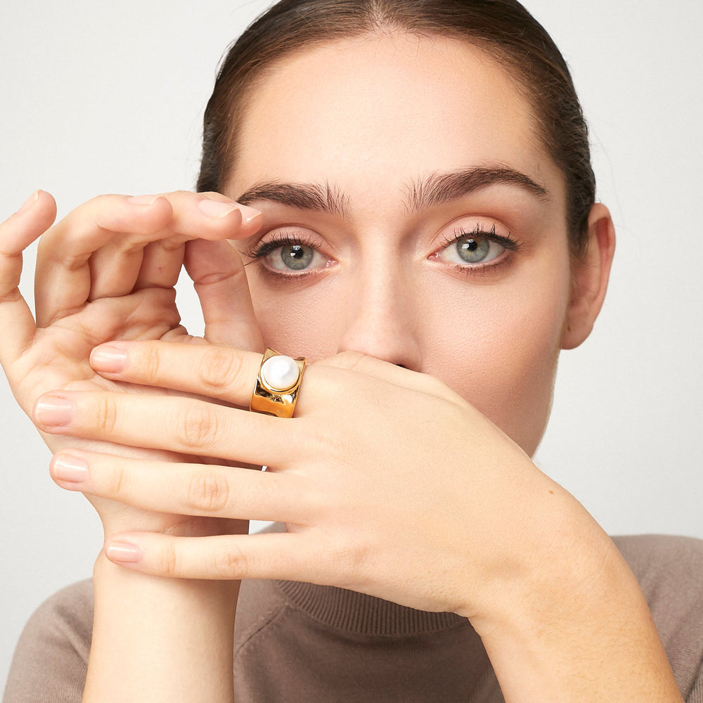 
                  
                    Load image into Gallery viewer, Clara Ring
                  
                